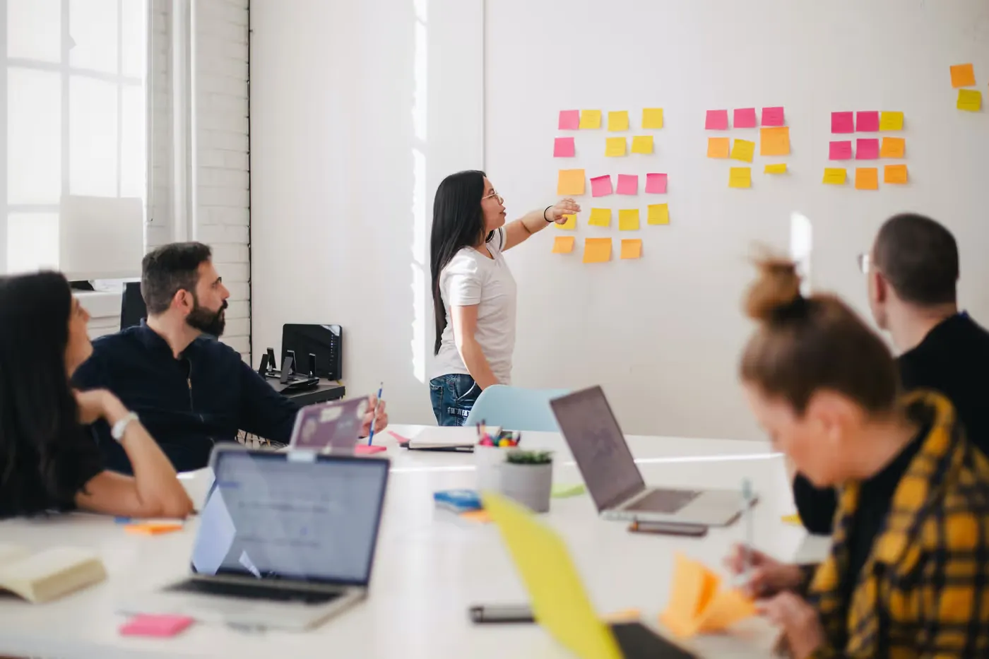 Atelier d'équipe devant un mur de post-it