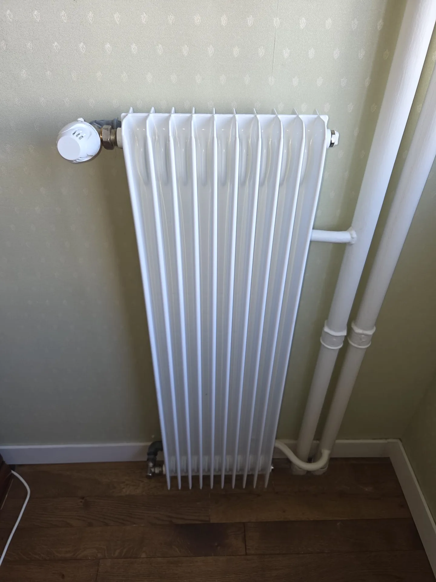 Radiateur posé et raccordé