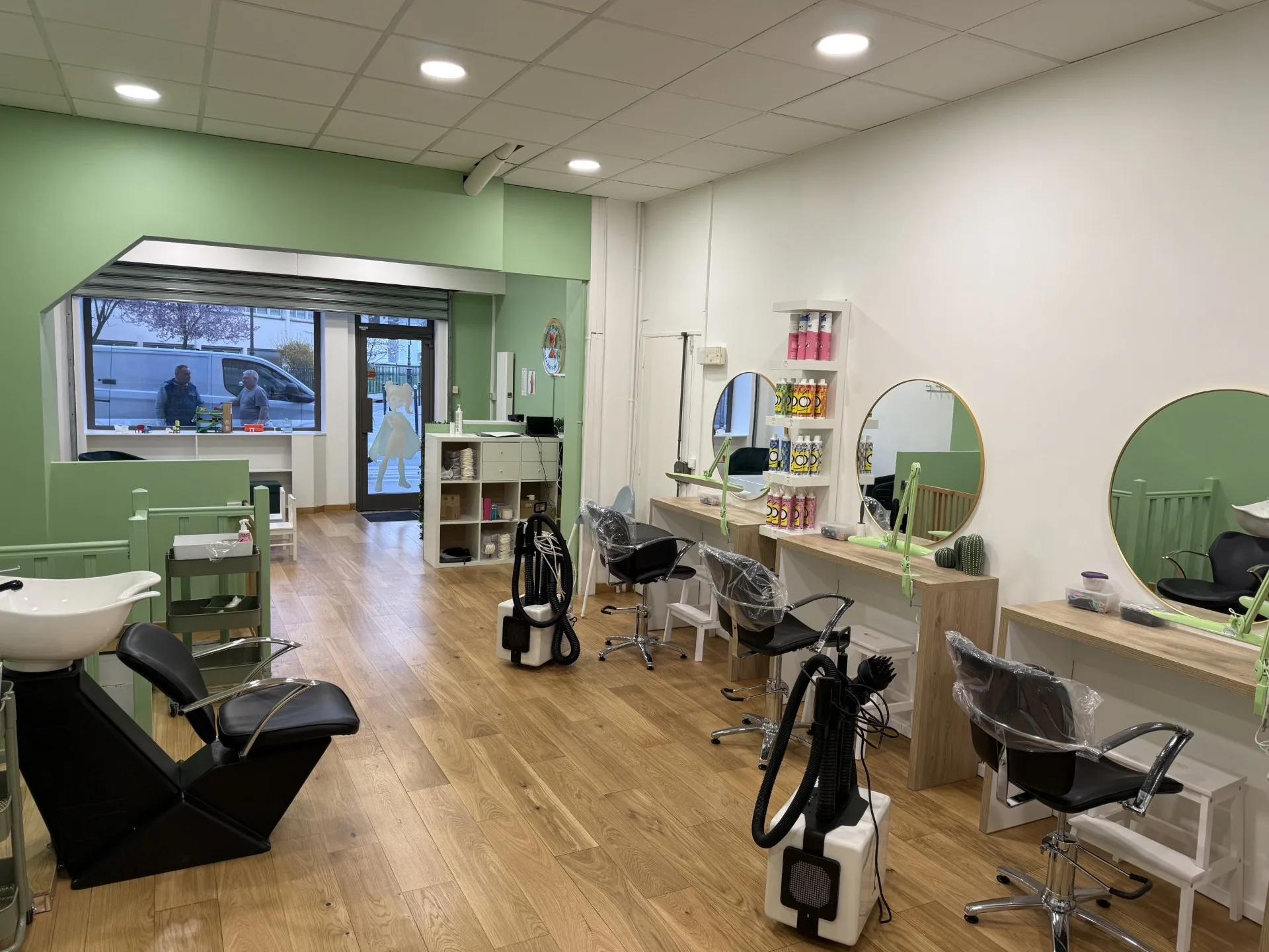 Local rénové avec bacs et sanitaires